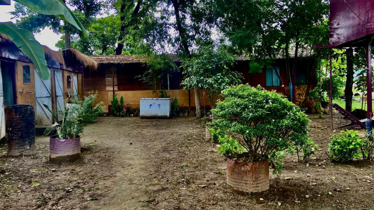 River Park Retreat Sauraha Exterior photo